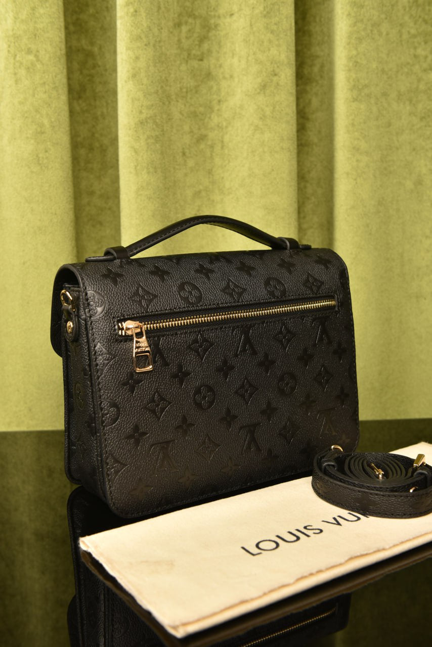 Metis Pochette Black
